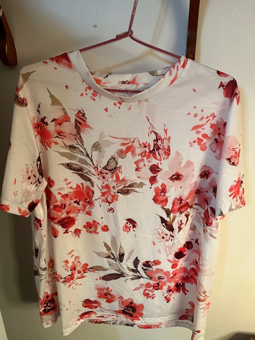 Women's White Floral Short-Sleeve Tee - Pink/Red Floral Print
